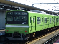 2021年9
			月撮影、衣摺加美北にて。車番の2桁目が剥がれて、あたかも６番のようになっていました。