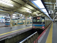 205系が発車を待つ