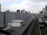 地上時代の南田辺駅に到着