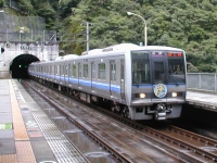 2003年8月撮影、武田尾駅にて。USJのヘッドマークを掲出しています。