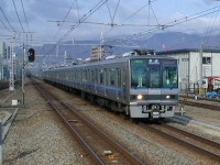 2004年3月撮影、西ノ宮駅にて。六甲山が少し雪化粧しています。