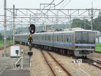 2005年7月撮影、新三田駅にて。車庫に引き上げていくシーンを撮りました。