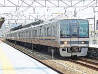 2010年8月撮影、岸辺駅にて。橋上駅舎ができる前の様子です。