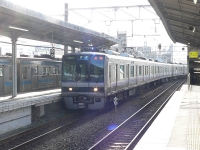 2005年12月撮影、高槻駅にて。ダイヤ乱れの影響か、207系上り普通が2番線に入らず3番線に直接進入しています。通常は快速や新快速が発着する4番線から205系普通が出発しているのも見どころです。