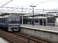 2005年12月撮影、尼崎駅にて。207系同士の接続です。