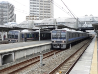 2005年12月撮影、尼崎駅にて。車体帯の異なる207系同士の接続です。