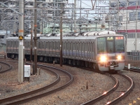 2006年1月撮影、岸辺駅にて。車体帯の異なる混色編成です。