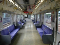 207系の車内です。ワイドボディを採用しており、車内が広くなりました。