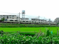 島本駅の横にて