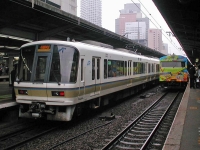 2003年撮影、大阪駅にて。展示中の103系のUSJラッピング車と並びました。