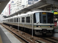 2006年3月撮影、大阪駅にて。増結されて8連になっています。