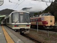 2007年3月撮影、谷川駅にて。183系特急北近畿号と並びました。