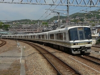 2007年４月撮影、川西池田駅にて。大きなカーブを曲がってきました。