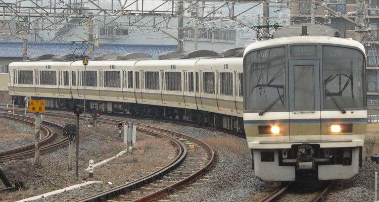 王寺駅に到着する大和路快速221系