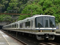 新緑の保津峡駅にて