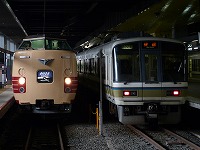 381系特急と並ぶ