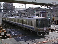 南港通りの踏切を渡る