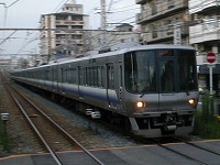 地上時代の南田辺駅にて。勢いよく坂道を下りてきました。