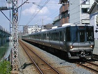 長池を横に見ながら。この時期は既に高架線が出来上がっていました。