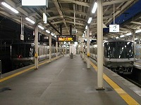 早朝の天王寺駅にて。左側の8両編成は分割されて、3分続行で下っていました。前5両が区間快速和歌山行き、後ろ3両が関空快速で、鳳で接続していました。