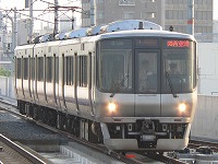 関空快速があとから追っかけてきています。3両の快速は短く感じられ、早朝から満席ということもありました。