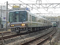 2008年4月撮影、柏原駅にて。直通快速が通過していきます。