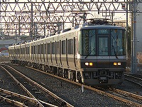 2011年3月撮影、久宝寺駅にて。夕陽を浴びて直通快速が到着します。