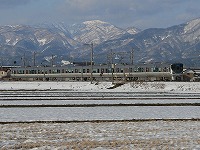 雪山をバックに