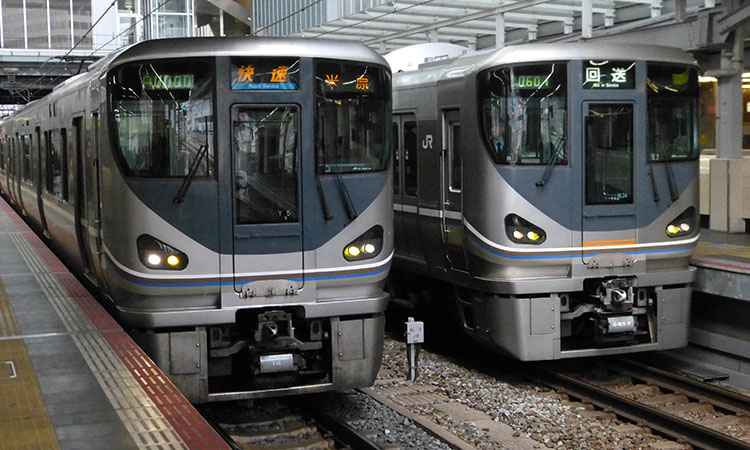 225系0番台と6000番台。