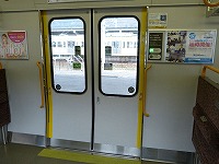 扉周り。手動で開閉できるボタンが設置されています。