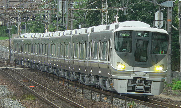 225系0番台と6000番台。