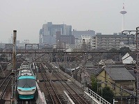 京都タワーと、283系オーシャンアロー号。