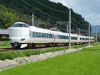 夏の田園地帯を走る