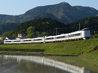 築堤を上がっていく、増結7両編成。