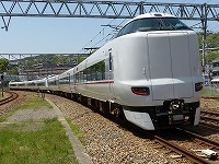 川西池田のカーブを最後尾から。
