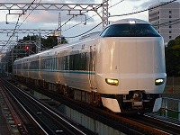 夕陽を浴びて鉄橋を渡る