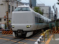 西梅田の踏切を渡る