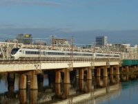 2015年11月撮影、朝の上淀川鉄橋にて。朝陽を受けて鉄橋を渡っていきました。
