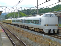2021年7月撮影、相野駅にて。明智ラッピング＋くろしお付属編成の混色7両編成です。