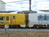2021年7月撮影、相野駅にて。明智ラッピング＋くろしお付属編成の混色7両編成の連結面です。
