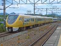 2021年7月撮影、相野駅にて。明智ラッピング＋くろしお付属編成の混色7両編成を後追い撮影。