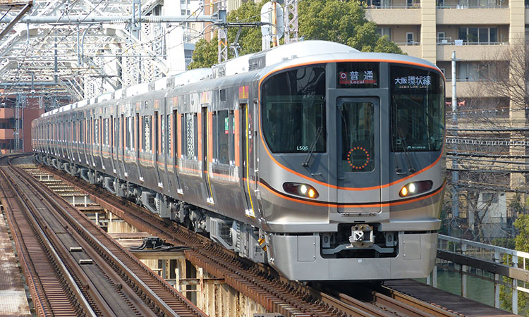 大川鉄橋を渡る323系
