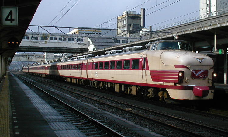 高岡駅に停車中の、489系はくたか号