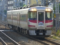 2013年6月撮影、甲南山手駅にて。キハ189系前面貫通扉部分に竹田城跡のステッカーが貼られていました。