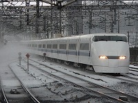 雪の米原を通過する