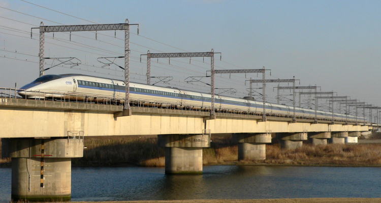 加古川橋梁を渡る500系のぞみ