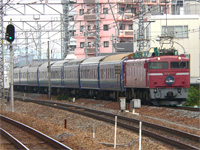 東淀川駅にて。貨物列車2077レを撮影後、すぐにやってきました。