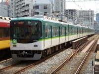 2015年6月撮影、関目駅にて。7200系20周年記念ヘッドマークを掲出する7202F。