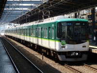 2015年5月撮影、守口市駅にて。7200系20周年記念ヘッドマークを掲出する7201F。