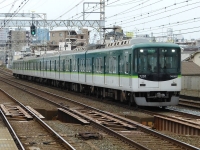 2019年4月撮影、千林駅にて。区間急行萱島行きに充当される7200系7201F。